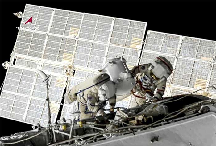 Hai nhà du hành vũ trụ Nga đi bộ ngoài không gian hơn 7 tiếng đồng hồ