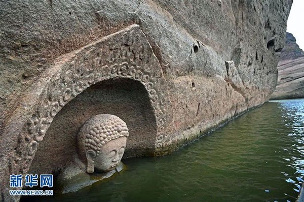 Hạn hán nghiêm trọng khiến hồ chứa cạn nước, lộ ra đầu tượng Phật khổng lồ: Bí mật vẫn còn nằm bên dưới