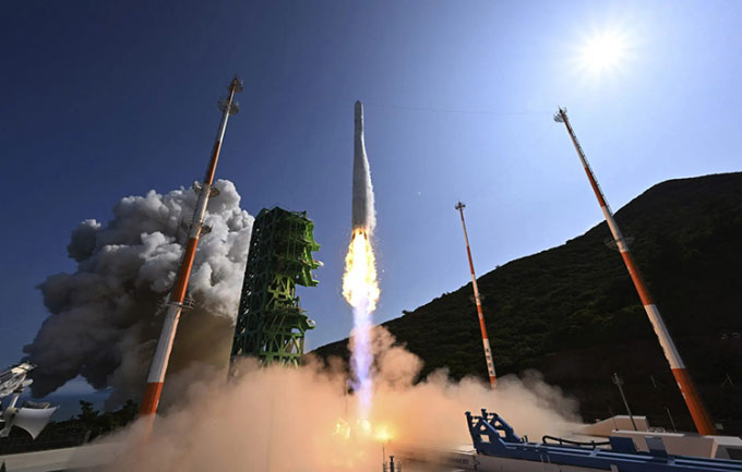 Hàn Quốc lần đầu phóng thành công tên lửa vũ trụ tự sản xuất