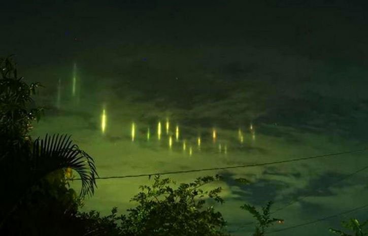 Hàng loạt cột sáng lơ lửng trên bầu trời Philippines