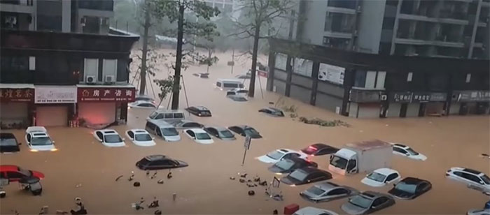 Hàng loạt ô tô chìm trong biển nước, đường biến thành sông sau trận mưa lũ lớn ở Trung Quốc