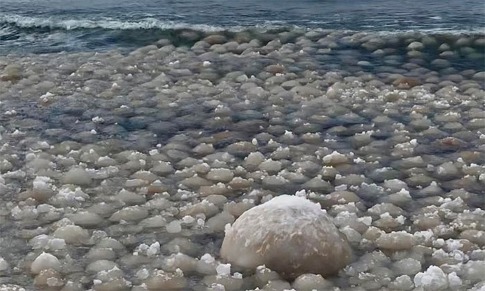 Hàng nghìn quả cầu băng phủ kín mặt hồ Michigan