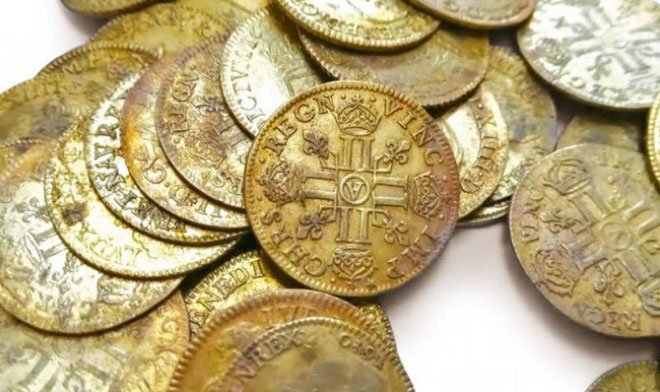 Hàng trăm đồng tiền vàng giấu trong dinh thự gần 400 năm