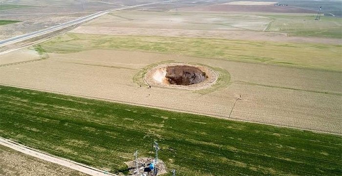 Hàng trăm hố sụt khổng lồ nuốt chửng đất nông nghiệp ở Thổ Nhĩ Kỳ