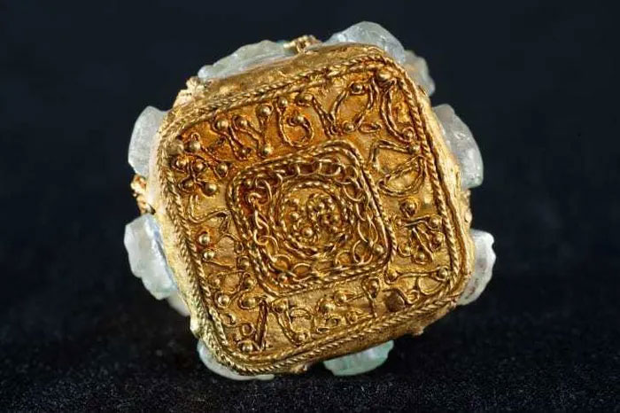 Hé lộ bí ẩn về chiếc lọ pha lê bọc vàng trong kho báu từ thời Viking