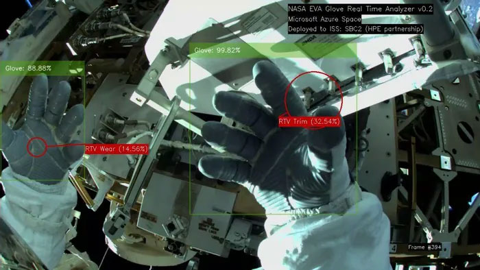 Hệ thống AI kiểm tra găng tay của phi hành gia để tìm thiệt hại trong thời gian thực