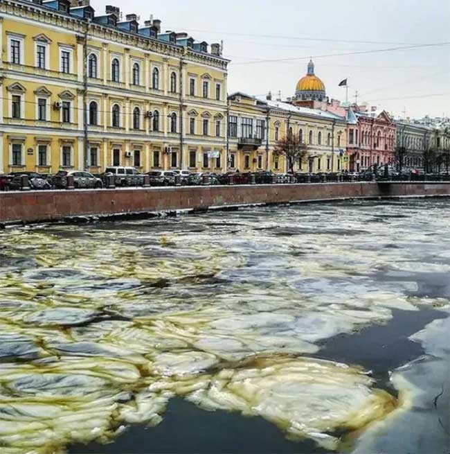 Hiện tượng hiếm gặp: Mỡ băng kì dị ở St. Peterburg
