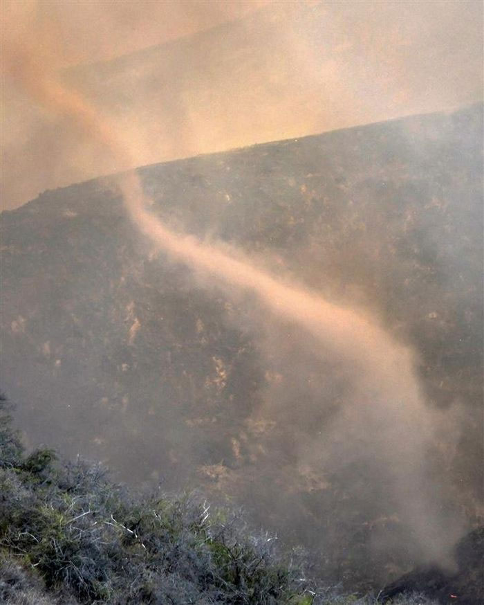 Hiện tượng thời tiết quái dị do cháy rừng ở Mỹ