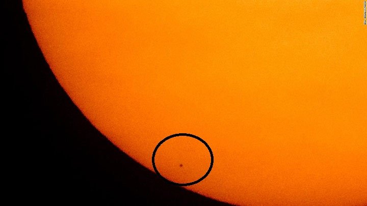 Hình ảnh đáng kinh ngạc: Sao Thủy đi qua giữa Trái đất và Mặt trời