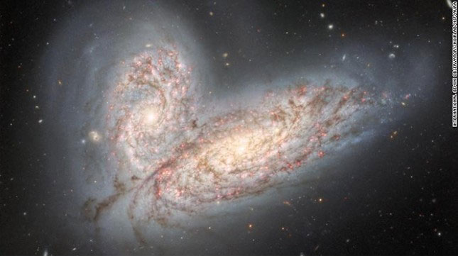 Hình ảnh mới nhất về các thiên hà xoắn vào nhau
