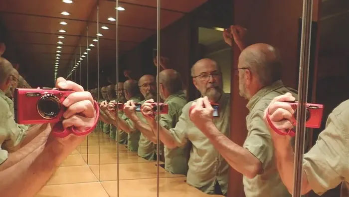 Hình ảnh phản chiếu giữa hai tấm gương đối diện nhau có kéo dài vô hạn?