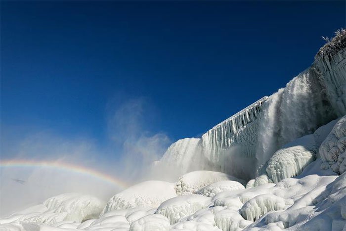 Hình ảnh thác Niagara Falls đóng băng bảy sắc cầu vồng đẹp đốn tim nhiều người