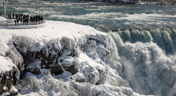 Hình ảnh thác Niagara Falls đóng băng bảy sắc cầu vồng đẹp đốn tim nhiều người