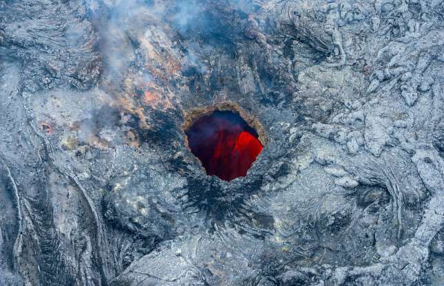 Hình ảnh tuyệt đẹp của núi lửa phun trào khi nhìn từ trên cao