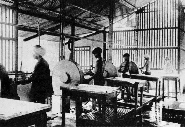 Hình độc về nghề “cu-li” ở Việt Nam thời thuộc địa