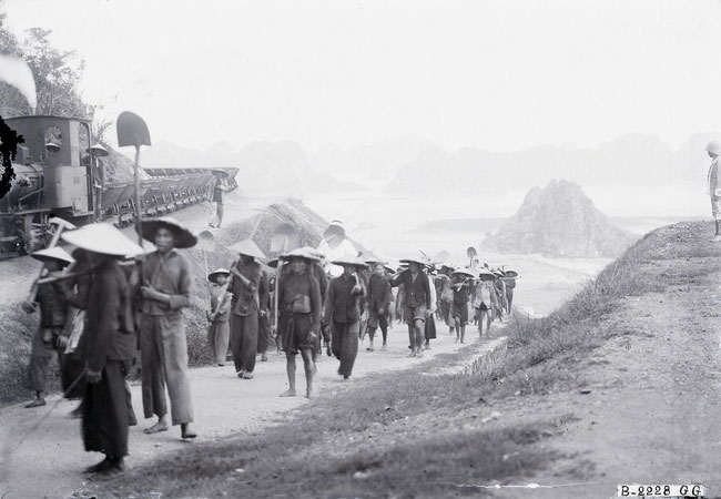 Hình độc về nghề “cu-li” ở Việt Nam thời thuộc địa