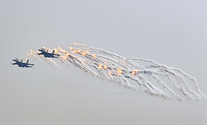 Hổ mang chúa Su-30MK2 thao diễn trên bầu trời Hà Nội