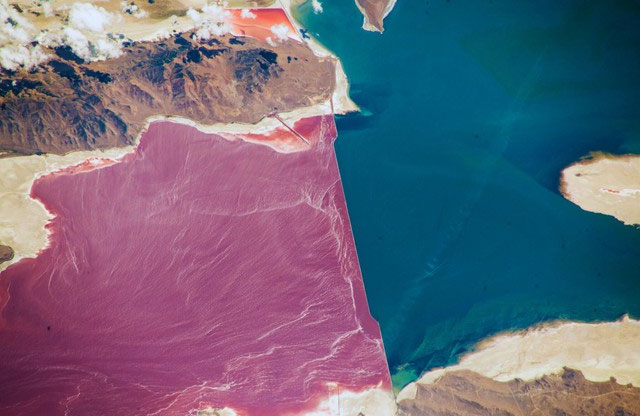 Hồ muối lớn ở Utah: Bí ẩn đằng sau hai màu nước xanh và đỏ