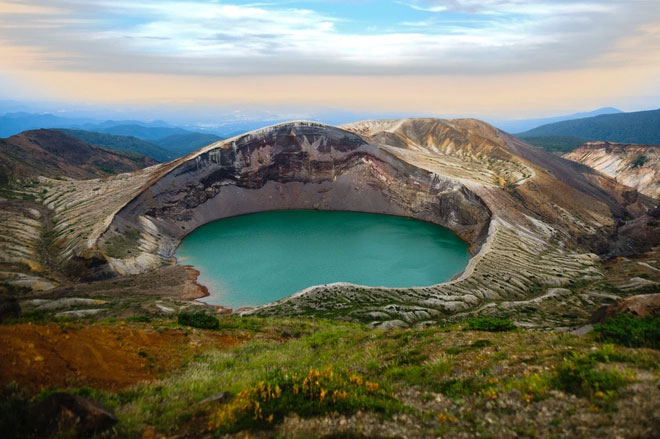Hồ ngũ sắc được ví như nồi nấu ăn nằm trong miệng núi lửa Nhật Bản