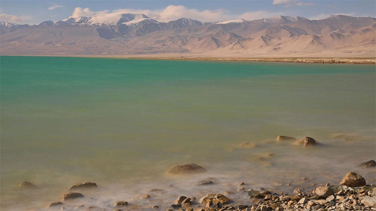 Hồ nước mặn nhất thế giới khiến tàu thuyền không thể qua lại