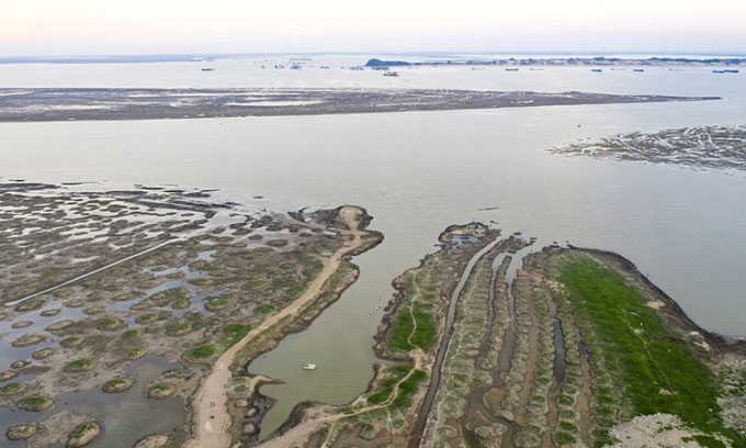 Hồ nước ngọt lớn nhất Trung Quốc khô cạn bất thường