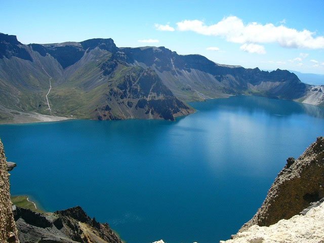 Hồ sâu nhất thế giới trên núi cao, chứa 2 tỷ tấn nước nhưng cá khó sống