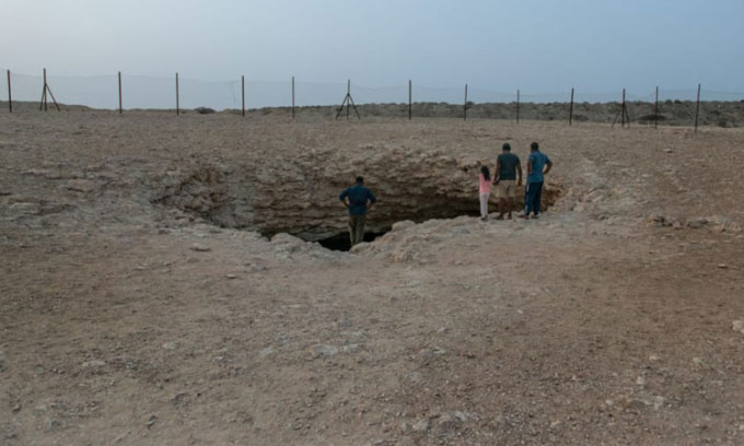 Hố tử thần sâu 100m giữa sa mạc ở Qatar