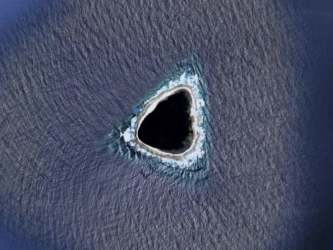 Hòn đảo bí ẩn giống hố đen xuất hiện trên Google Maps