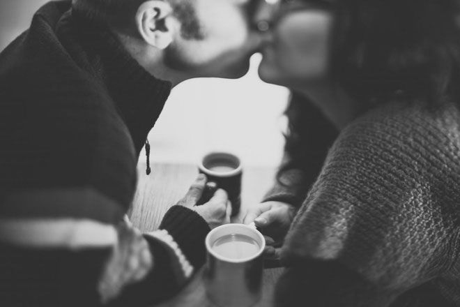 Hôn nhau cũng có thể lây truyền bệnh tình dục HPV