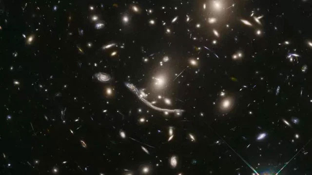 Hubble đã phát hiện ra một con rồng vàng bí ẩn cách chúng ta 4 tỷ năm ánh sáng, trải dài 5 thiên hà!