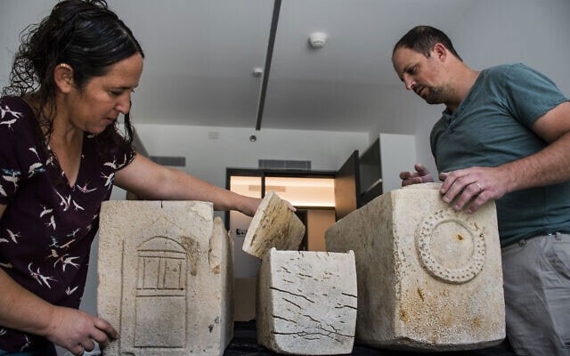 Israel phát hiện quan tài 1.850 năm tuổi, được trang trí bằng đá trong hang động