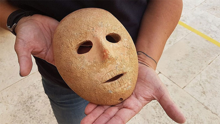 Israel trưng bày mặt nạ cổ 9.000 năm tuổi bằng đá sa thạch
