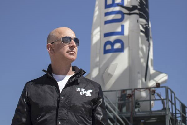 Jeff Bezos đang làm động cơ tên lửa quan trọng nhất thế kỷ