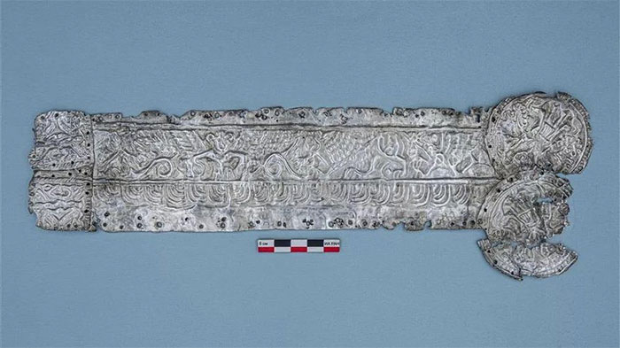 Khai quật được chiếc đĩa bạc có hình nữ thần Scythia ngực trần