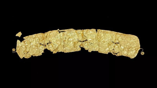 Khai quật được chiếc thắt lưng vàng 2.500 tuổi ở Cộng hòa Séc