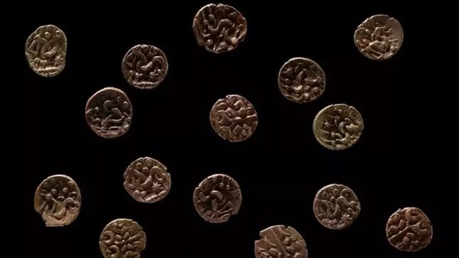 Khai quật được kho tiền vàng 2.000 năm tuổi ở xứ Wales