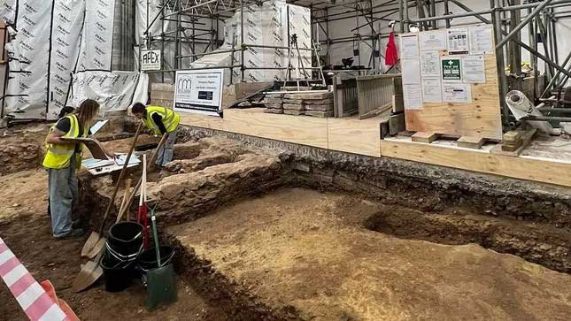 Khai quật hầm mộ bí ẩn trong nhà thờ thời Trung Cổ ở Anh