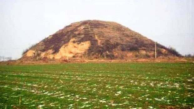 Khai quật lăng mộ trên ngọn đồi trọc cỏ khiến đội khảo cổ sợ hãi, yêu cầu người tới bảo vệ