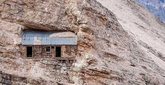 Khám phá căn nhà cổ độc đáo ẩn mình trong một ngọn núi