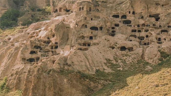 Khám phá thành phố hang động bí ẩn bằng đá ở Gruzia