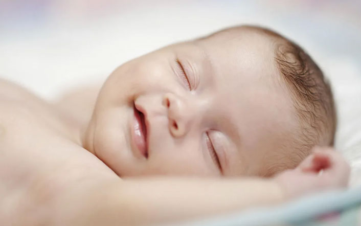 Khi nào em bé có thể ngủ nằm sấp?