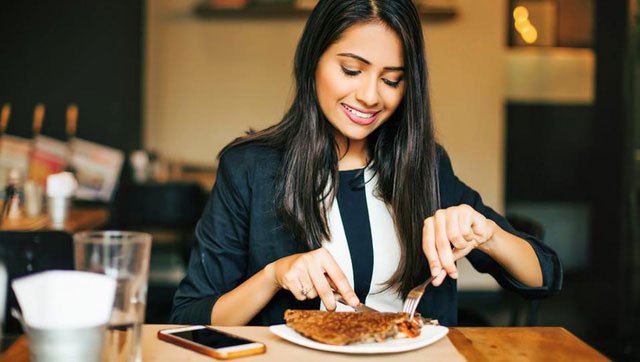 Khoa học chứng minh sự khác biệt khi bạn ăn tối lúc 18 giờ và 22 giờ: Ăn tối càng sớm, sức khỏe càng có lợi đủ đường
