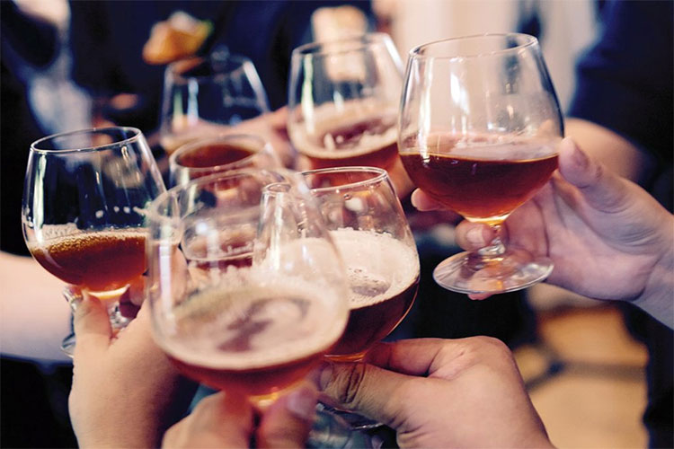 Khoa học chứng minh: Uống rượu giúp bạn nói ngoại ngữ tự tin, trôi chảy hơn