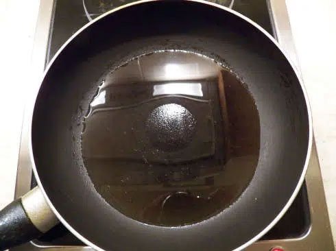Khoa học tìm ra lý do tại sao rán thức ăn bằng chảo chống dính vẫn dễ bị cháy