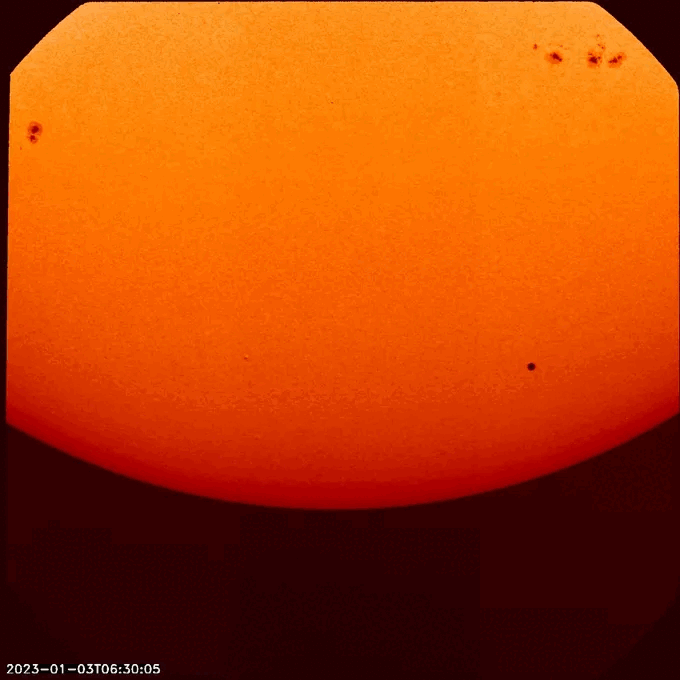Khoảnh khắc hiếm gặp sao Thủy đi qua Mặt trời được tàu vũ trụ ghi lại