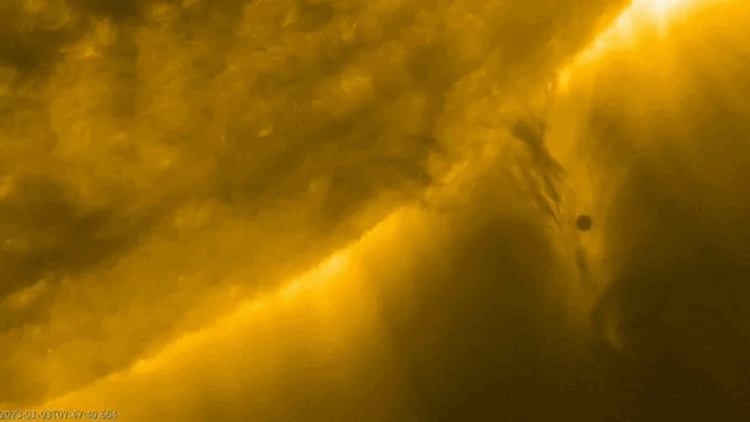 Khoảnh khắc hiếm gặp sao Thủy đi qua Mặt trời được tàu vũ trụ ghi lại