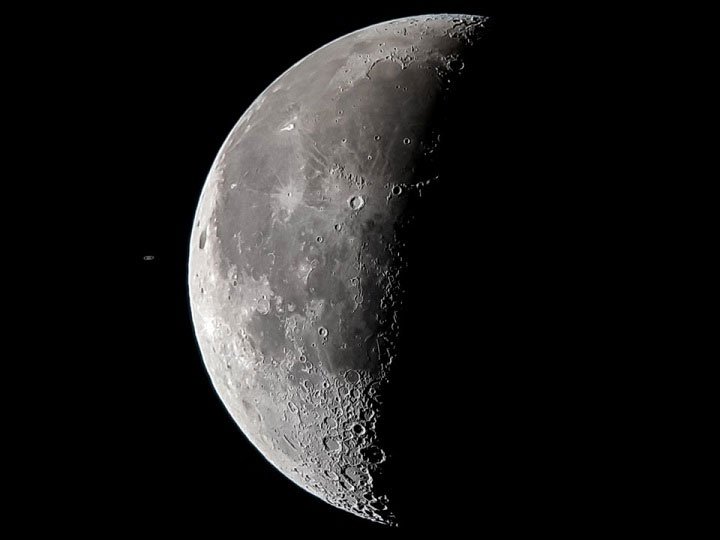 Khoảnh khắc sao Thổ chạm Mặt trăng chụp bằng…điện thoại