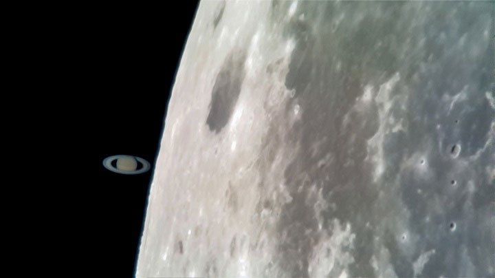 Khoảnh khắc sao Thổ chạm Mặt trăng chụp bằng…điện thoại