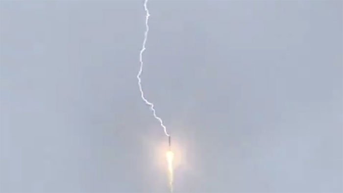Khoảnh khắc tên lửa Nga bị sét đánh khi mang vệ tinh lên quỹ đạo