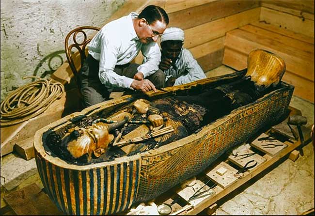 Khoảnh khắc vàng lúc mở quan tài vua Tutankhamun